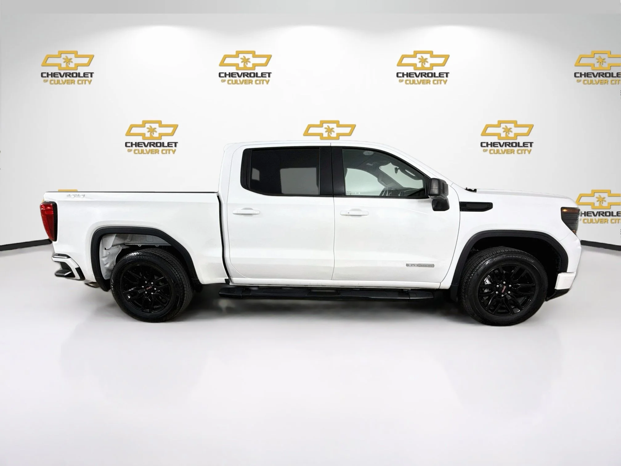 Used 2024 Summit White GMC Elevation image 9