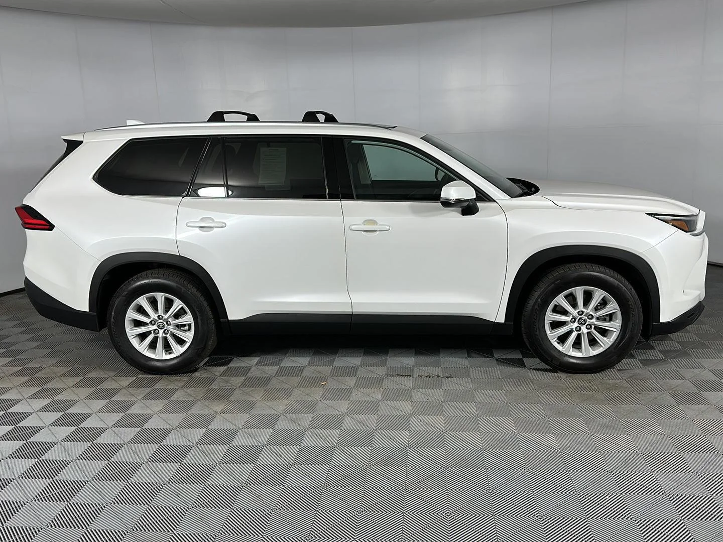 Used 2024 Wind Chill Pearl Toyota XLE image 28