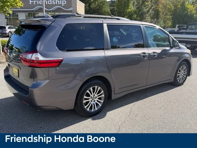 Used 2018 Gray Toyota XLE Premium image 5