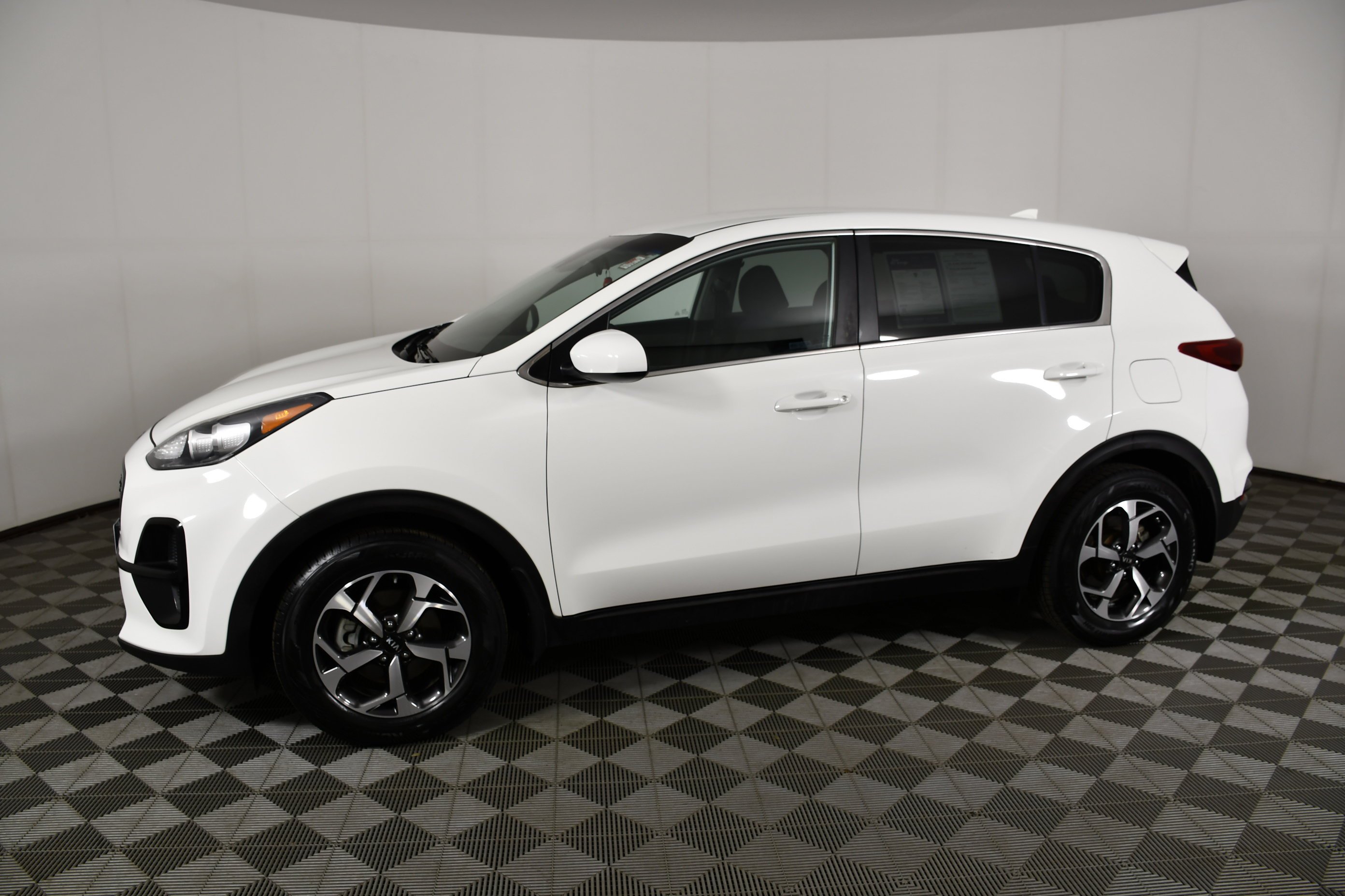 Used 2021 Clear White Kia LX image 9