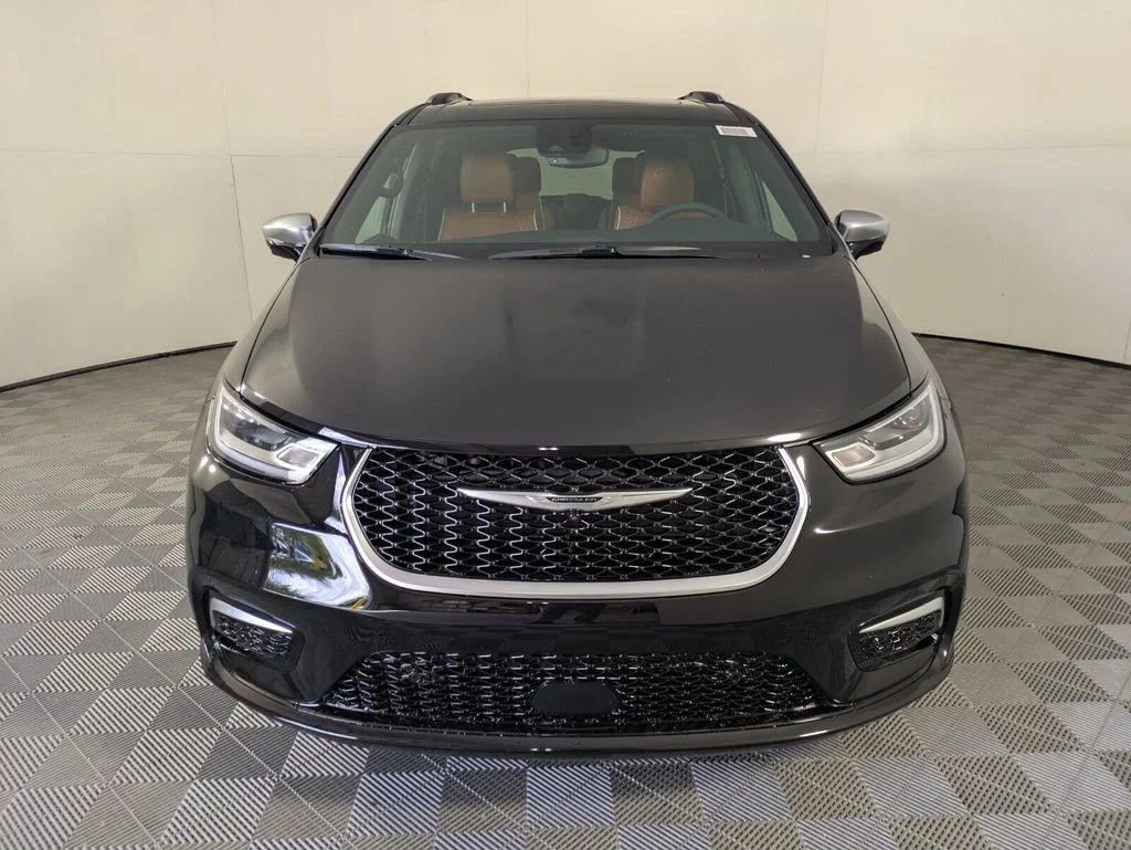 New 2026 Diamond Black Crystal Pearl-Coat Exterior Paint Chrysler Pinnacle image 3