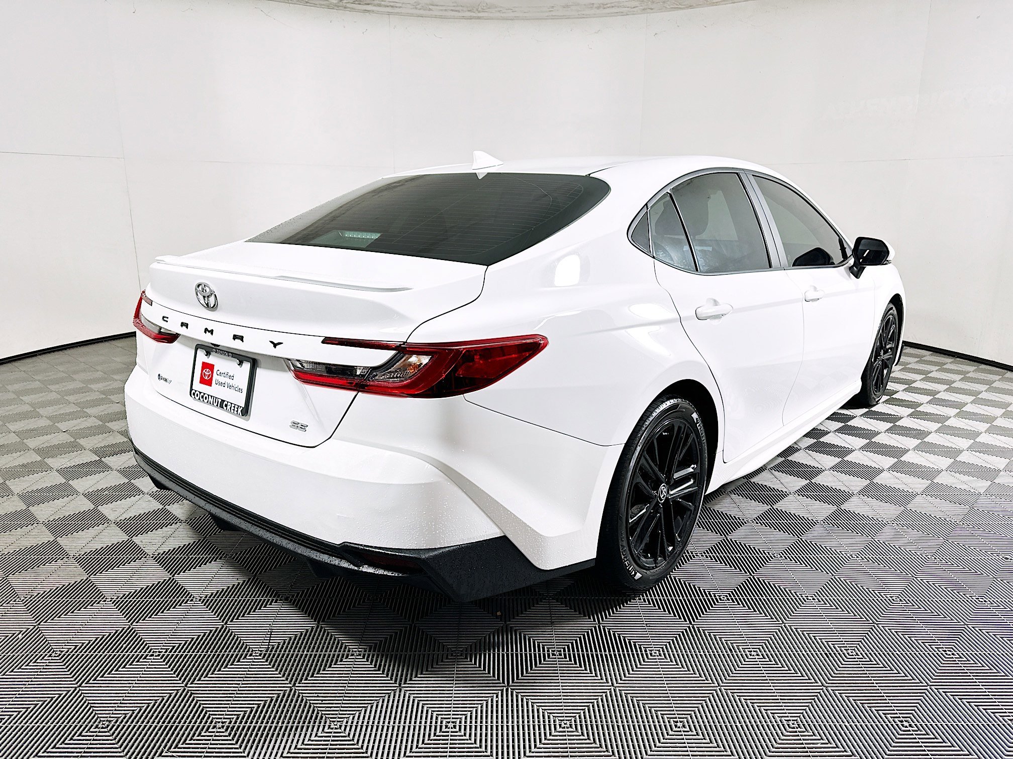 Certified Used 2025 Ice Toyota SE image 3