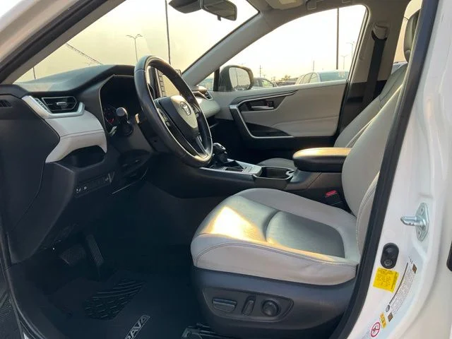 Used 2019 White Toyota XLE Premium image 3