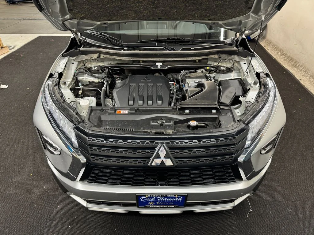 Used 2025 Silver Mitsubishi SE image 11