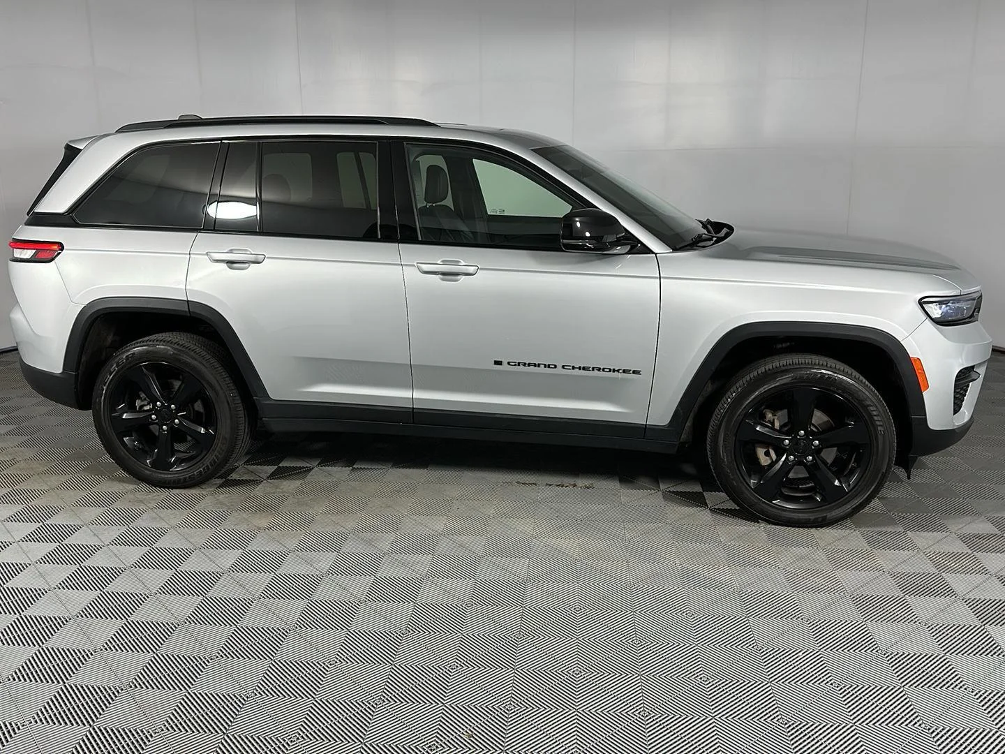 Used 2025 Silver Zynith Jeep Altitude X image 4