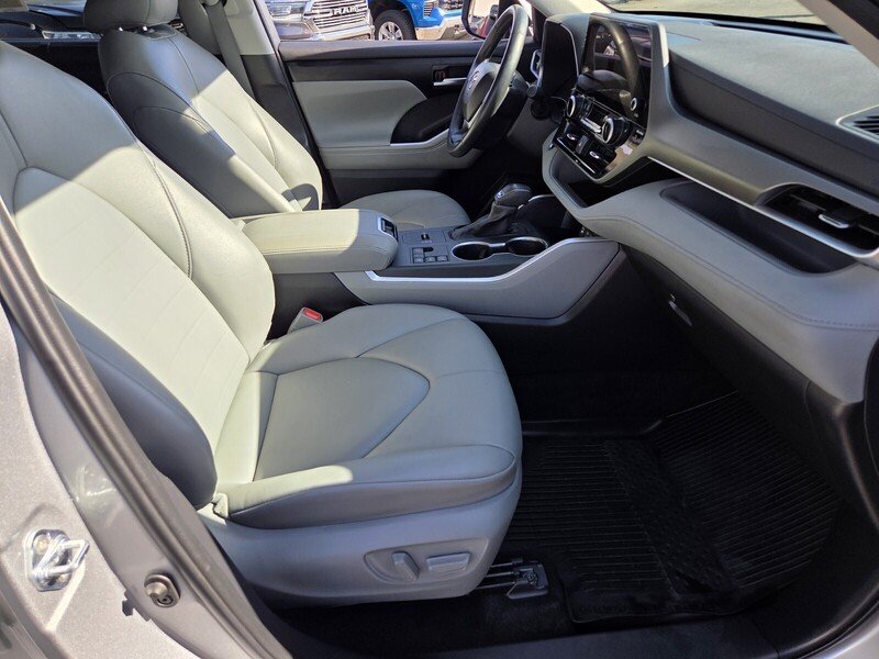 Used 2025 Silver Toyota XLE image 23