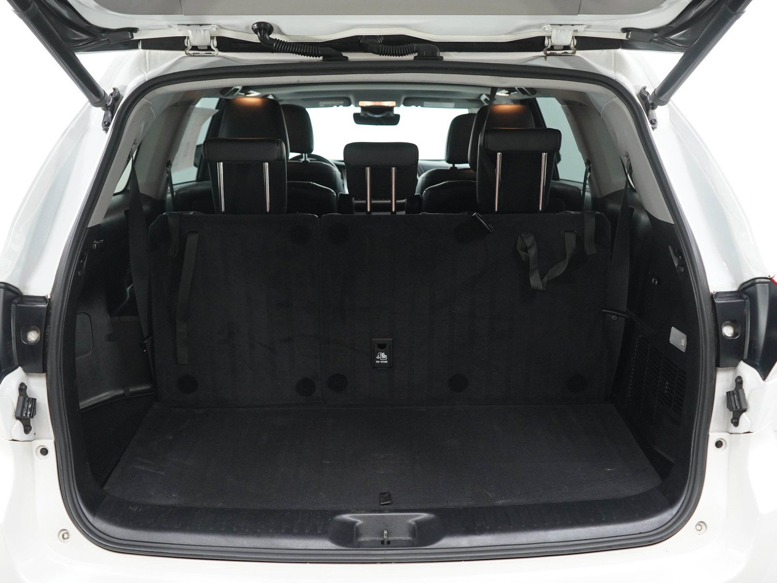 Used 2018 Blizzard Pearl Toyota Xle image 19