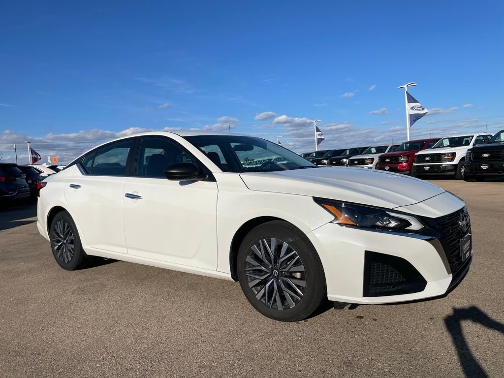 Used 2024 Nissan Altima SV with VIN 1N4BL4DV5RN370122 for sale in Beaver Dam, WI