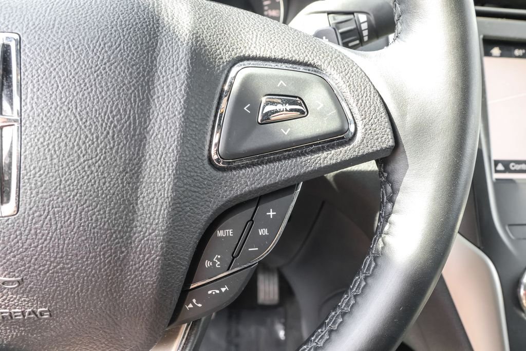 Used 2017 Silver Lincoln Reserve image 24