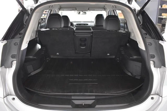 Used 2016 Silver Nissan SL image 14
