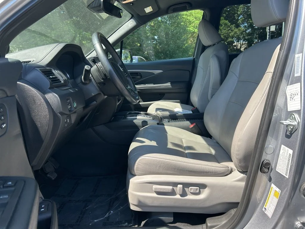 Used 2022 Silver Honda EX-L image 17