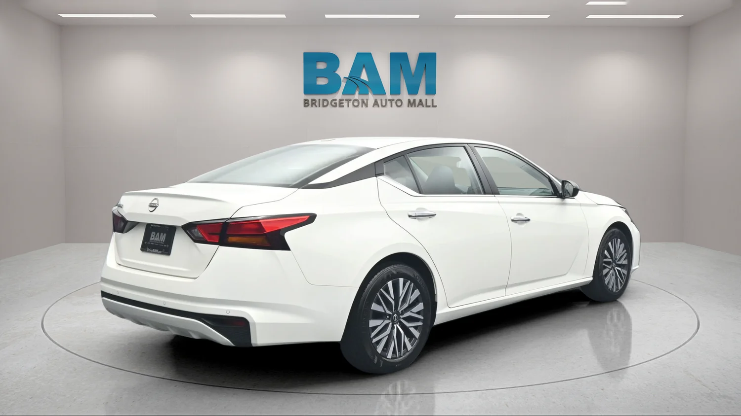 Used 2025 White Nissan 2.5 SV image 6