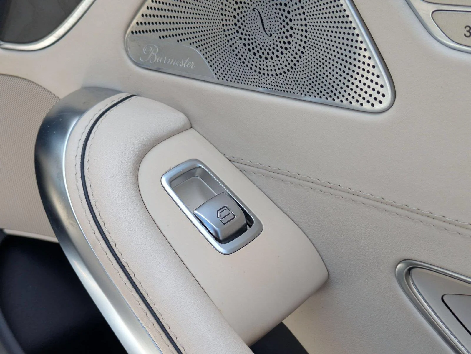 Used 2018 designo Diamond White Metallic Mercedes-Benz S 560 image 29