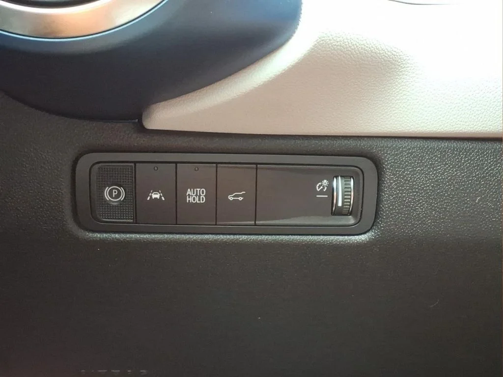 Used 2025 White Chevrolet LT image 15