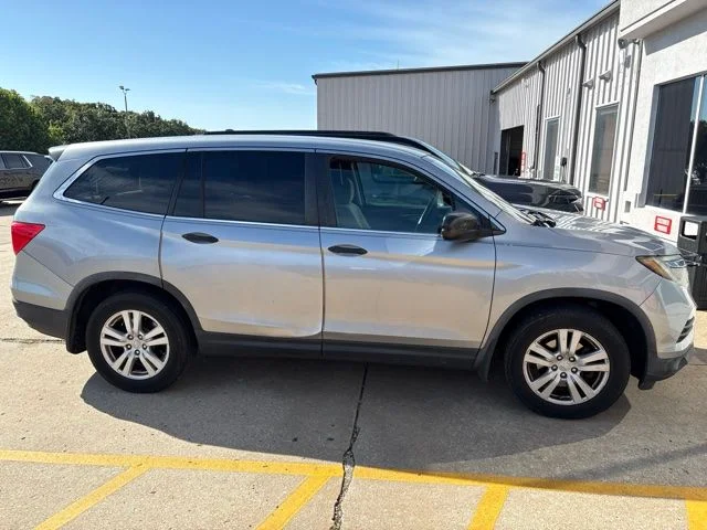 Used 2017  Honda LX image 2