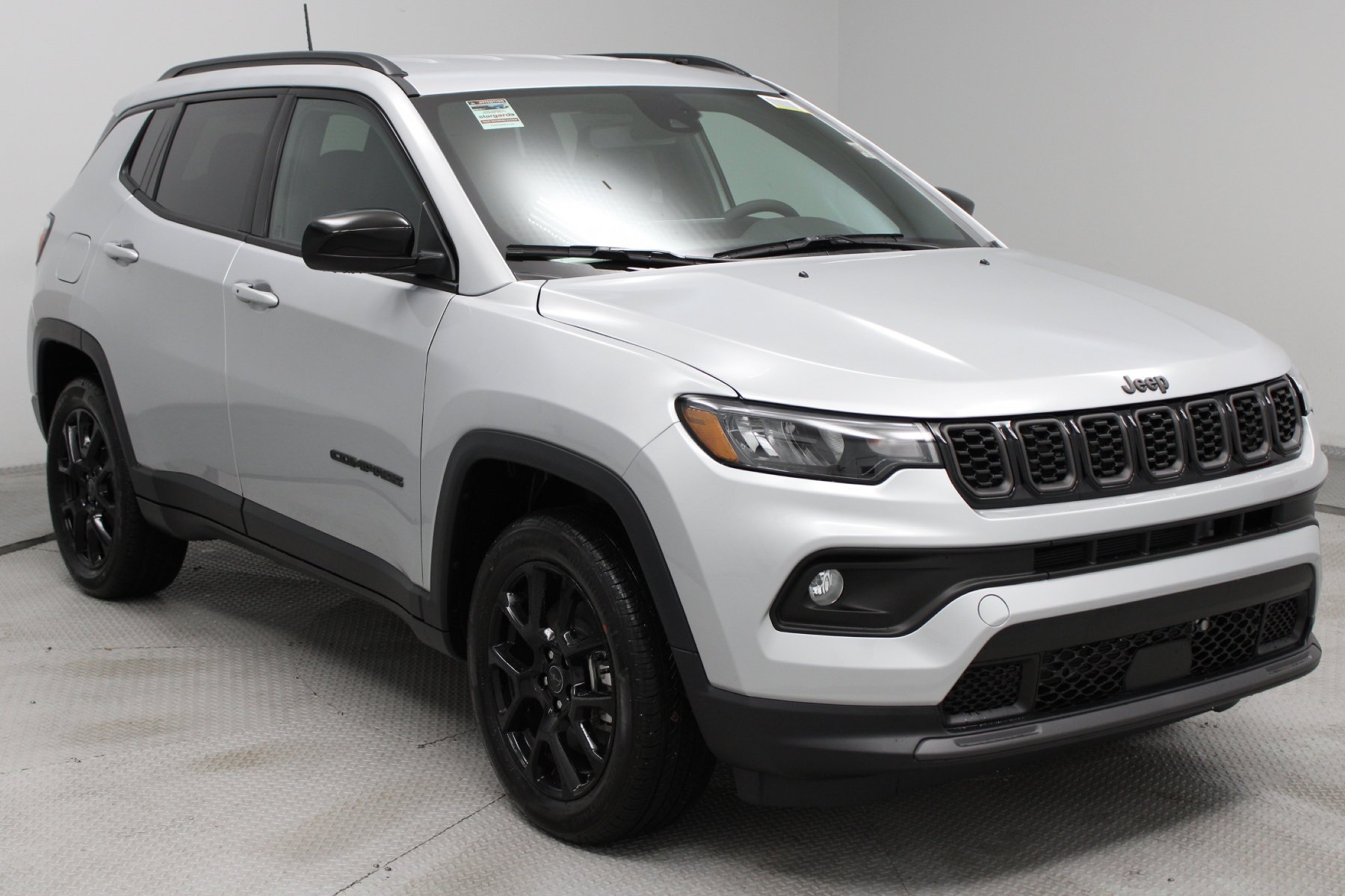 New 2026 Silver Zynith Metallic Clear-Coat Exterior Paint Jeep Latitude Altitude 4x4 image 23