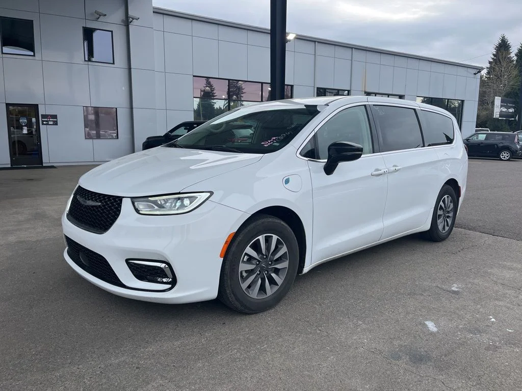 Used 2024 White Chrysler Select image 3