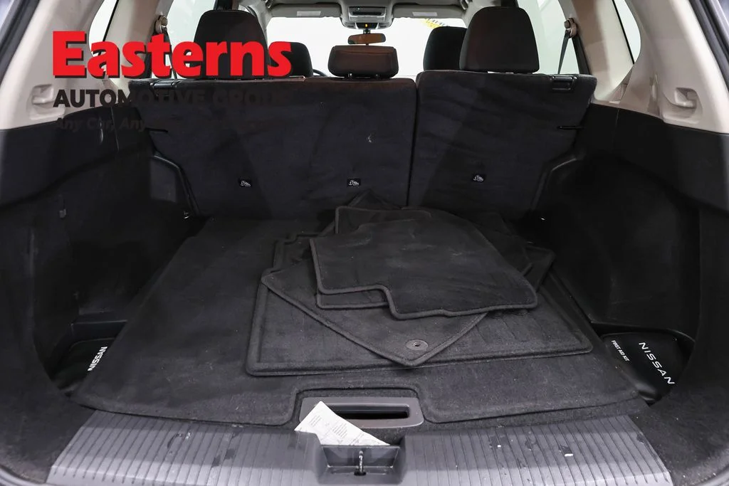 Used 2023 Gray Nissan SV image 9