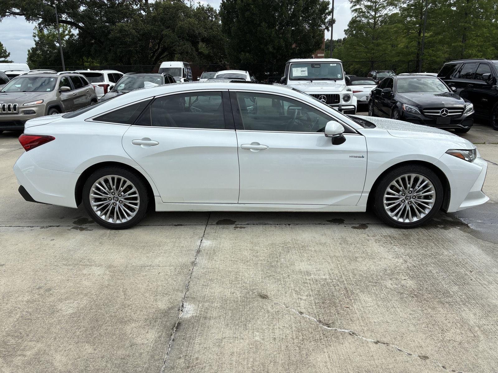 Used 2020 Wind Chill Pearl Toyota Hybrid Limited image 22