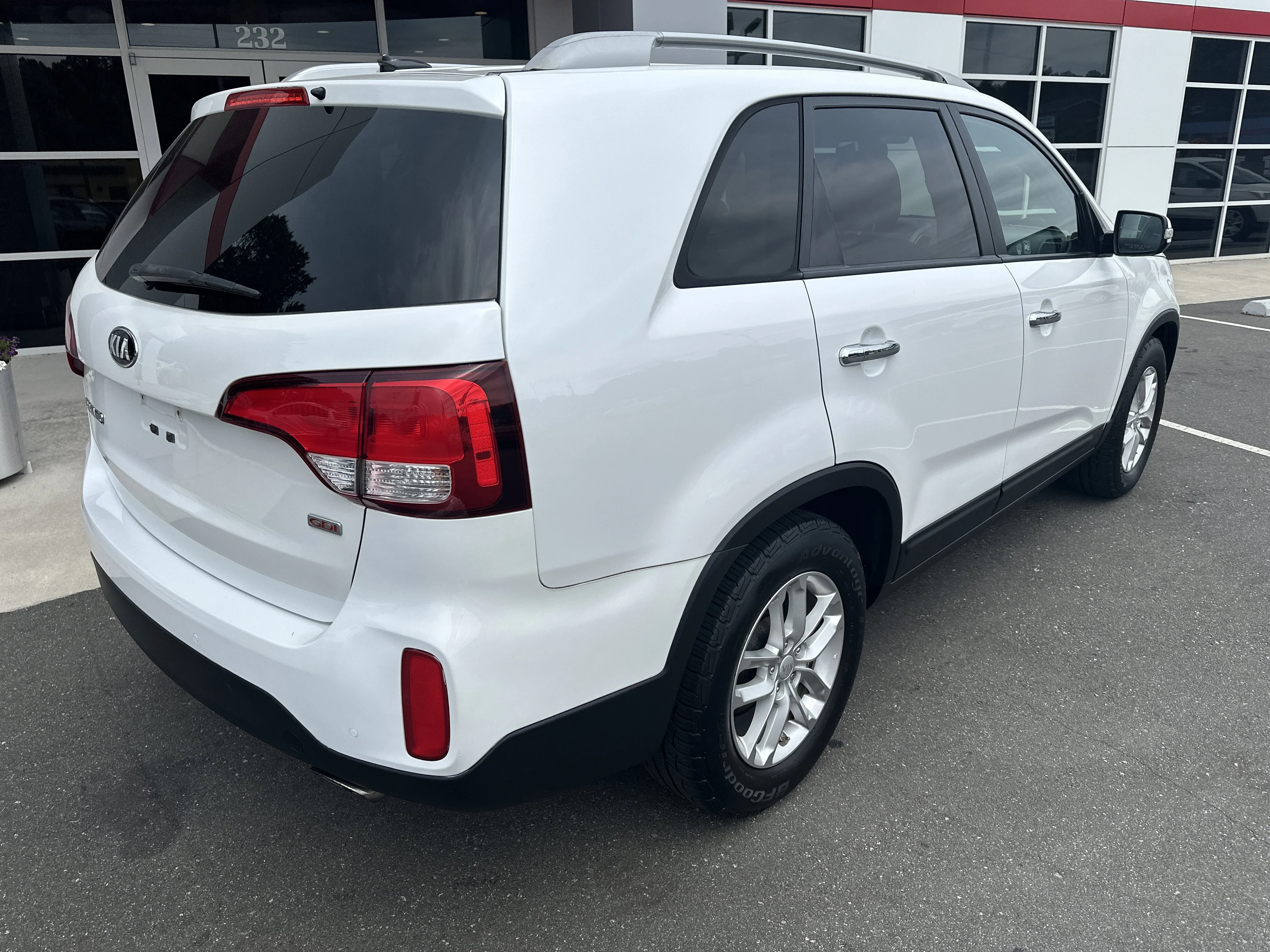 Used 2015 Snow White Pearl Kia LX image 8