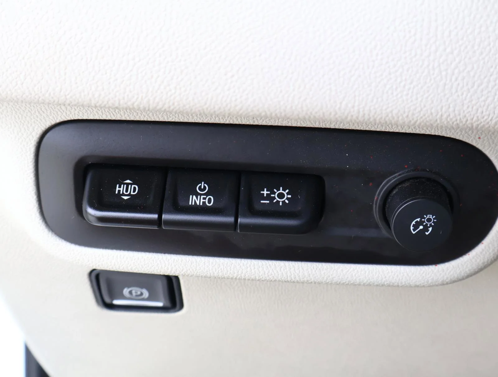 Used 2024 White Frost Tricoat GMC Denali image 22