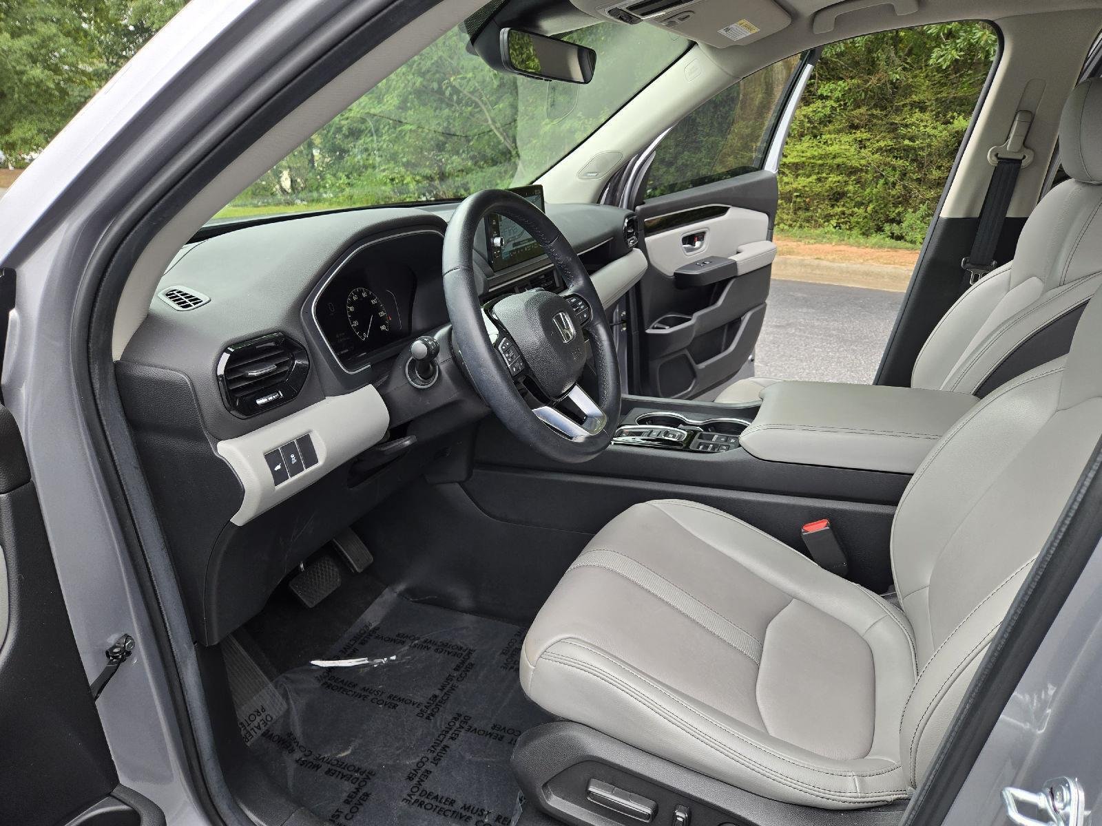 Used 2024 Lunar Silver Metallic Honda Touring image 4