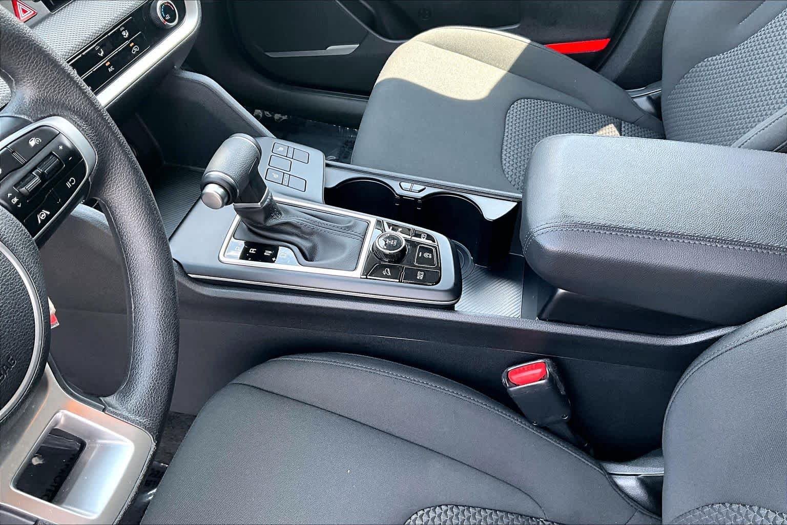 Used 2025 Everlasting Silver Kia LX image 16