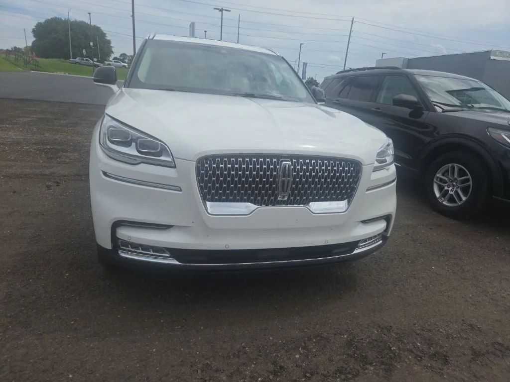 Used 2022 White Lincoln Reserve image 2