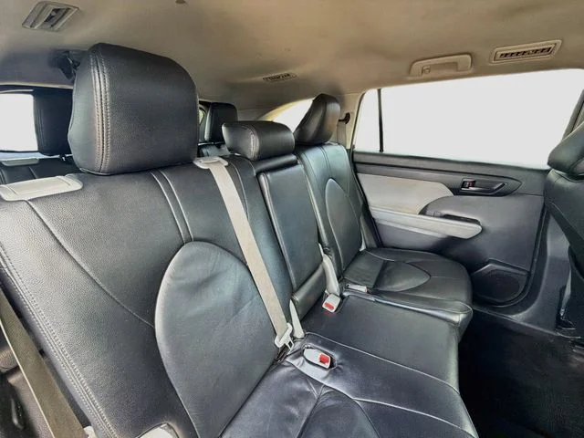 Used 2020 White Toyota LE image 30