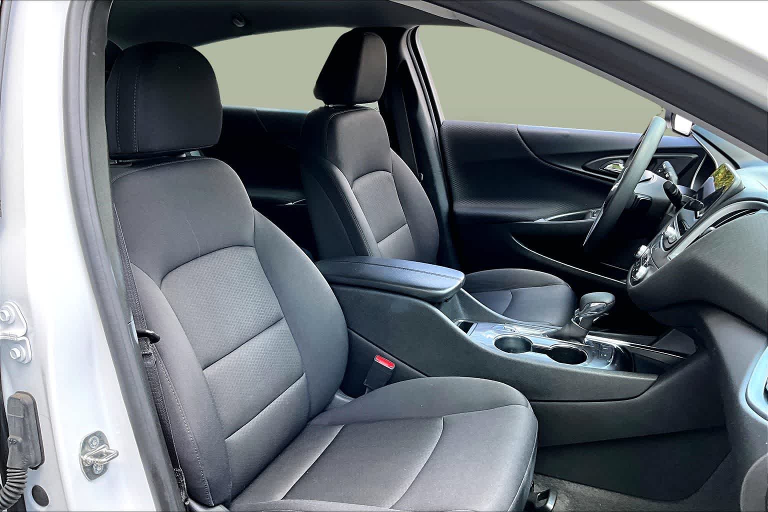 Used 2024 Summit White Chevrolet LT image 9