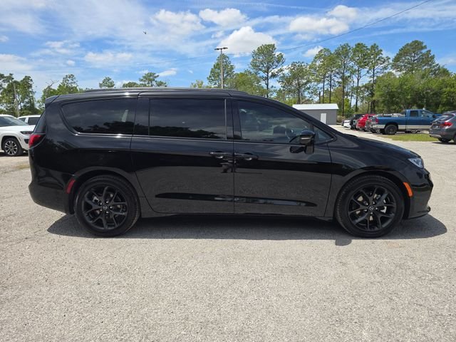 New 2026 Diamond Black Crystal Pearl-Coat Exterior Paint Chrysler Limited image 3