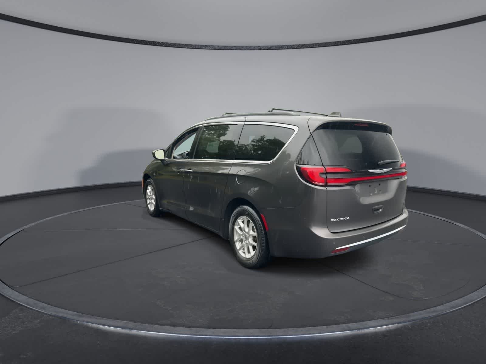 Used 2022 Granite Crystal Metallic Clearcoat Chrysler Touring L image 6