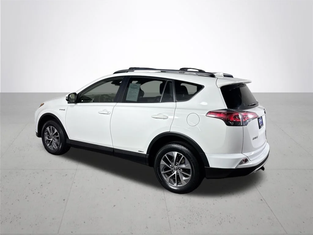 Used 2018 White Toyota LE image 8
