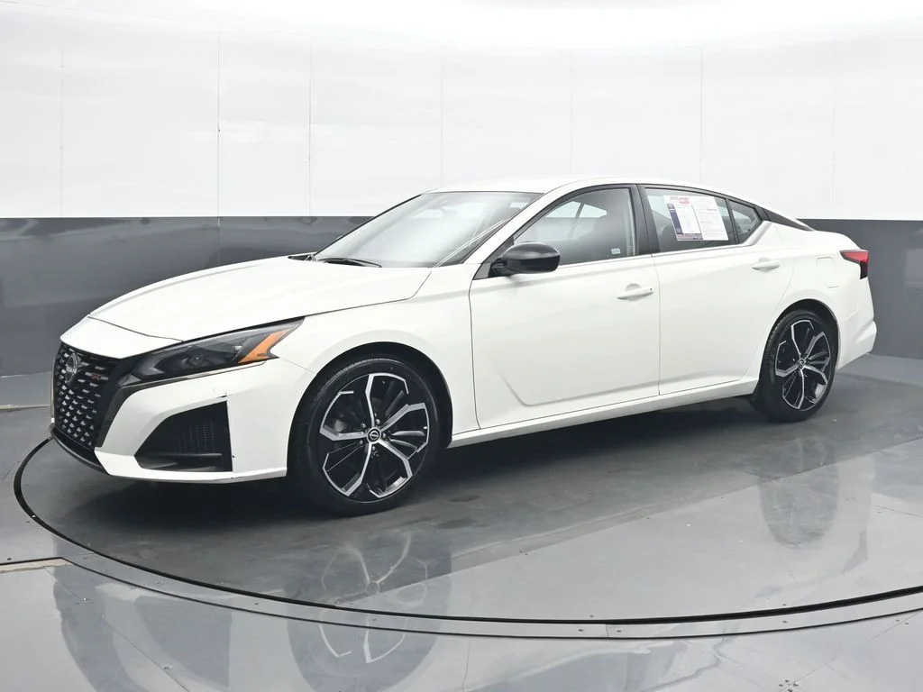 Used 2025 White Nissan 2.5 SR image 2