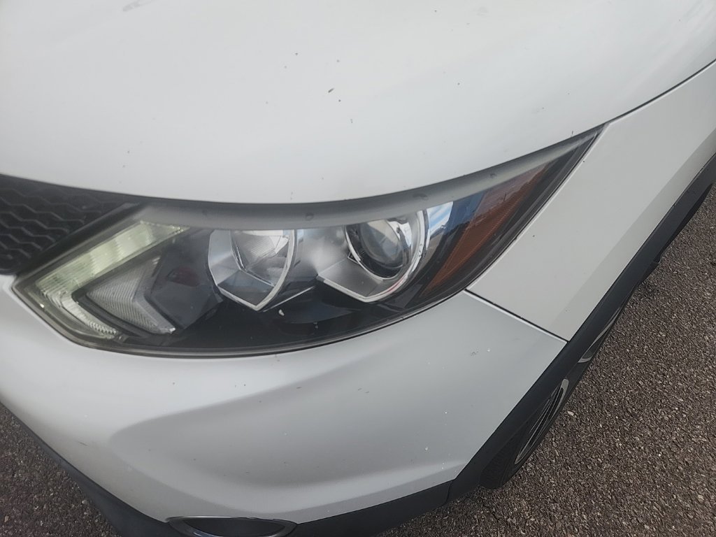 Used 2017 White Nissan SL image 5