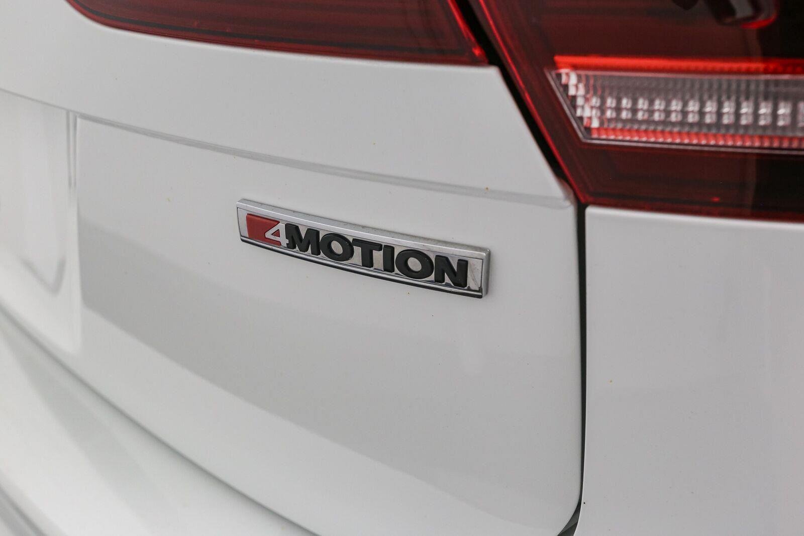 Used 2021 Pure White Volkswagen SE image 13