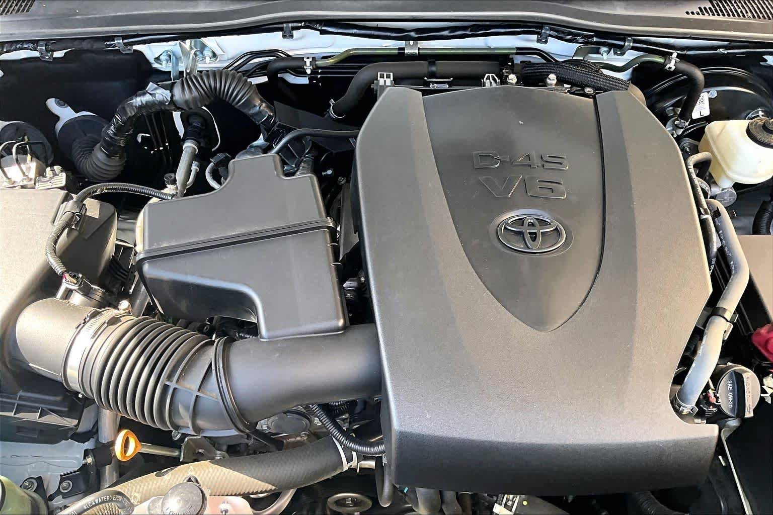 Used 2022 White Toyota SR5 image 33