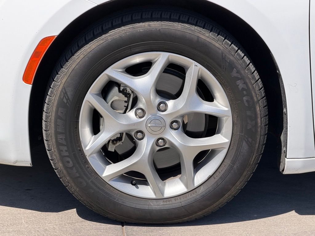 Used 2019 White Chrysler Touring Plus image 7