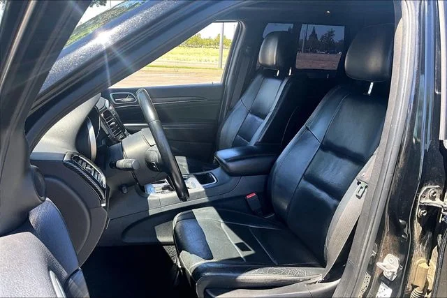 Used 2019 Diamond Black Jeep Limited image 25