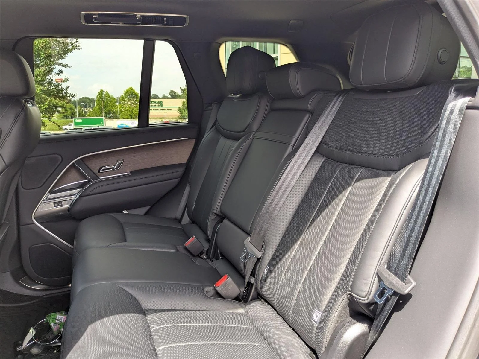 Used 2025 Carpathian Grey Premium Metallic Land Rover SE image 28