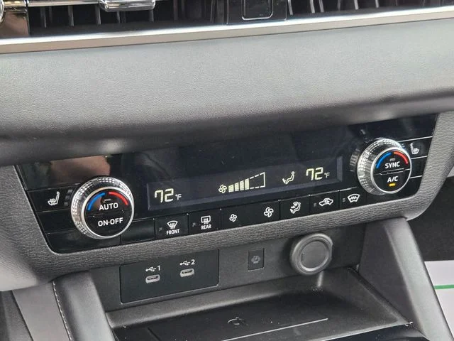 Used 2025  Mitsubishi SE image 28