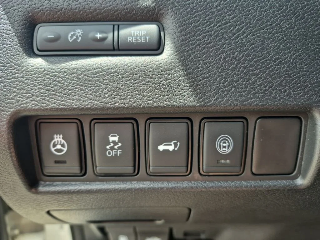 Used 2020 White Nissan Platinum image 19