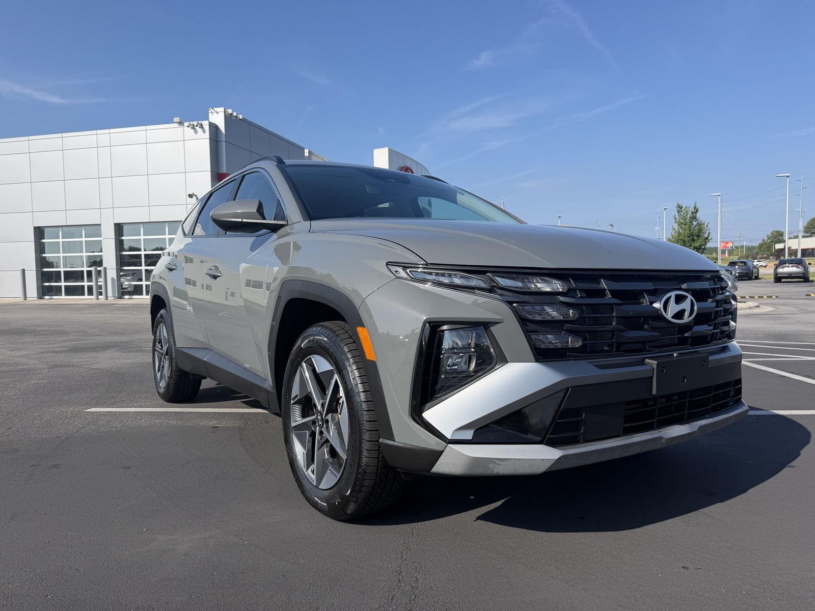 Used 2025 Hampton Gray Hyundai SEL image 3