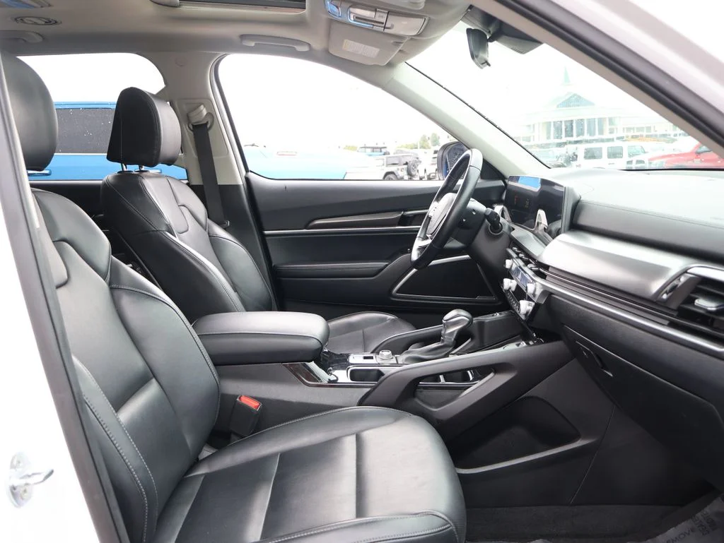 Used 2025 White Kia S image 8