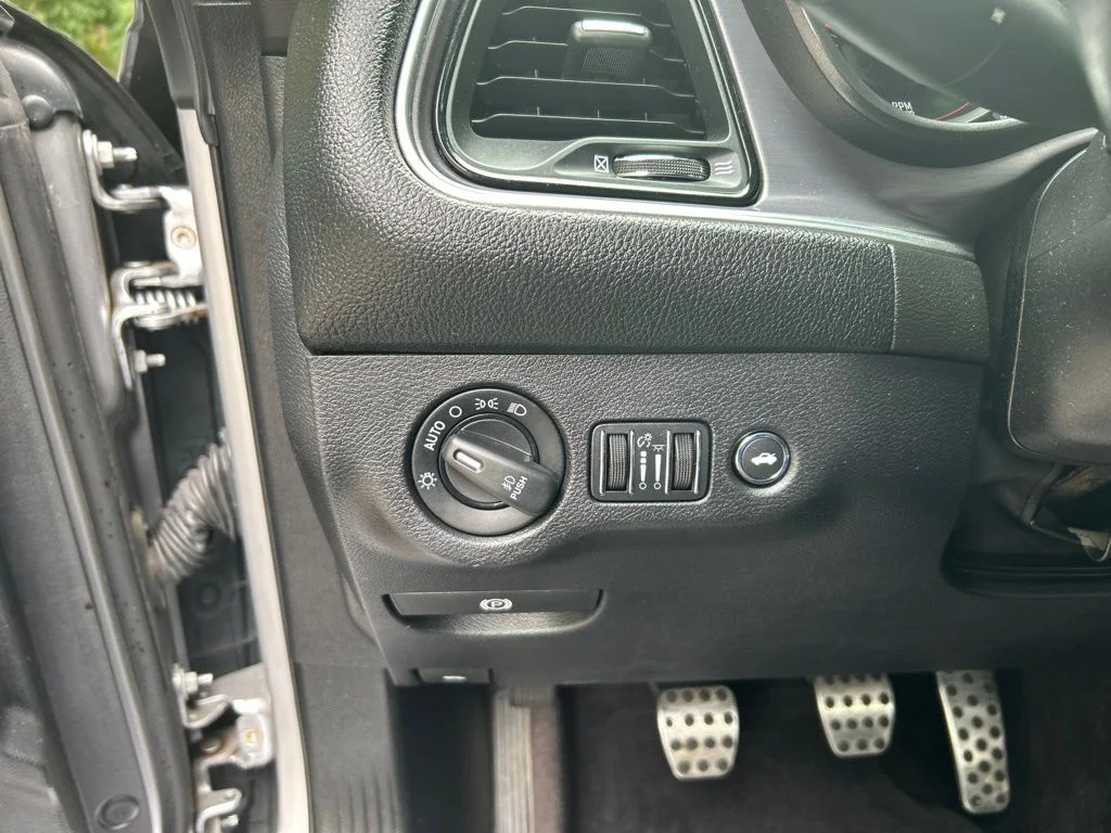 Used 2016 Silver Dodge R/T Shaker image 26