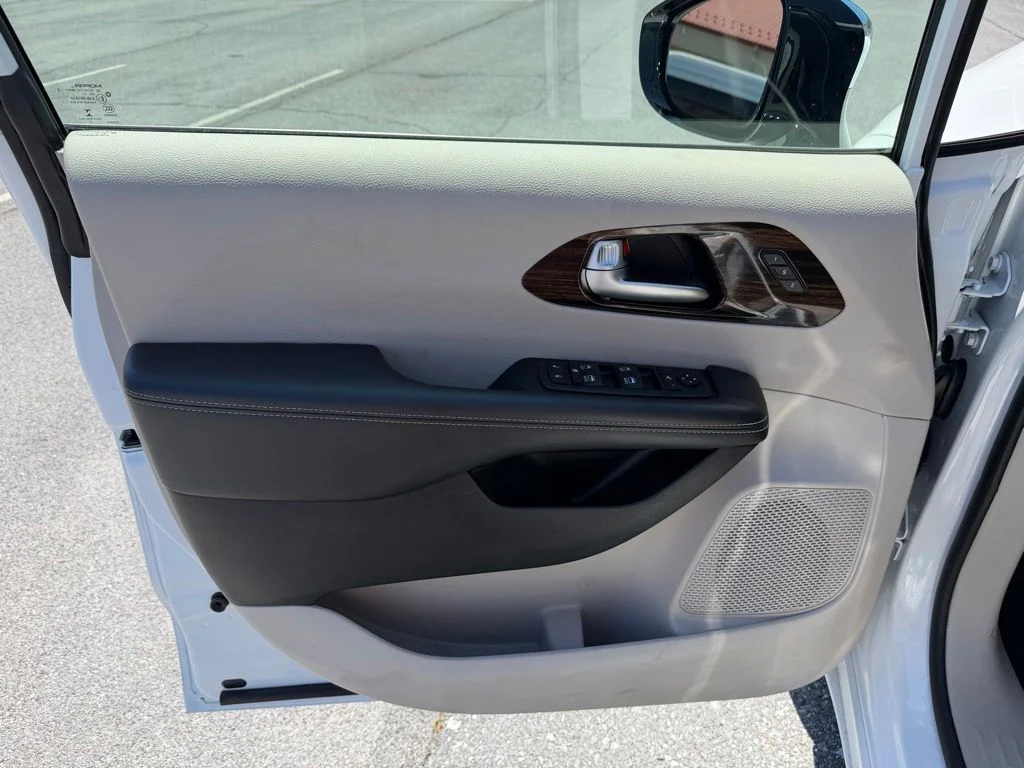 Used 2023 White Chrysler Limited image 12