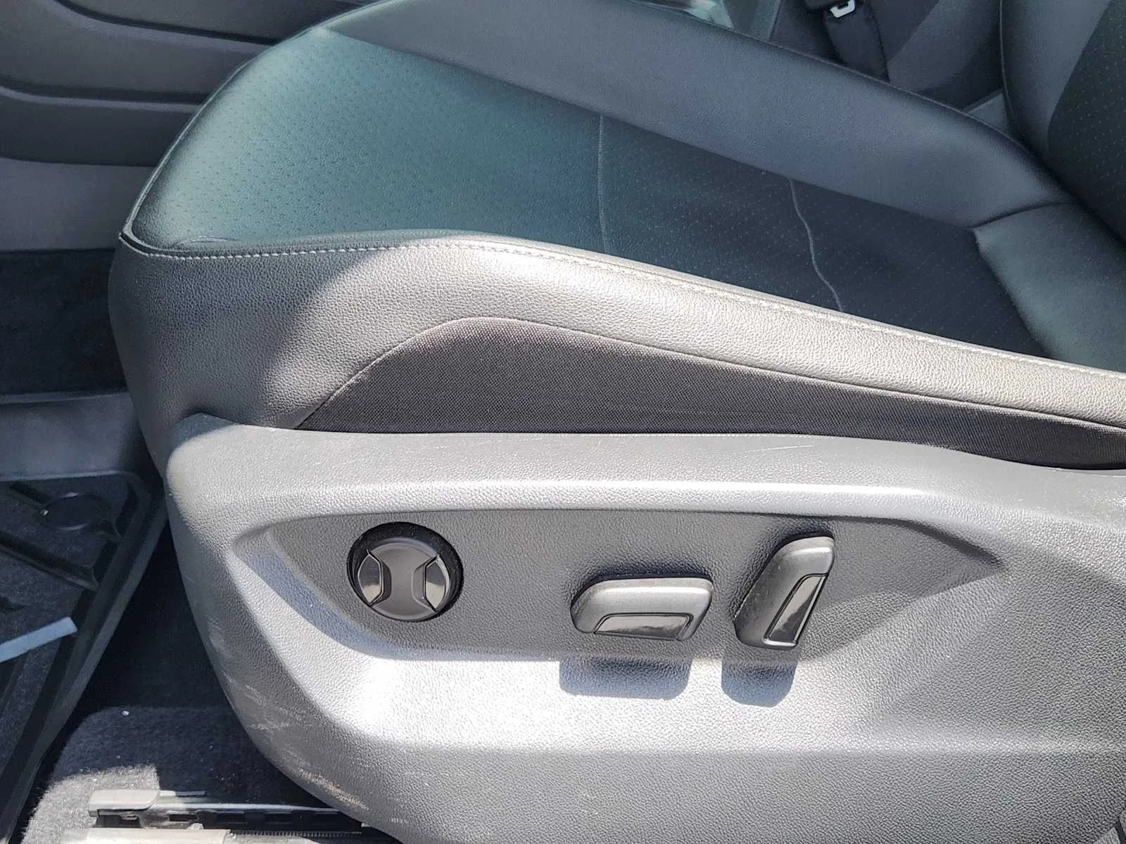 Used 2020 Platinum Gray Metallic Volkswagen SE image 24