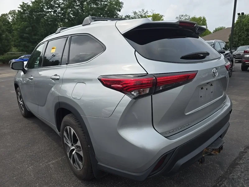 Used 2021 Silver Toyota XLE image 5