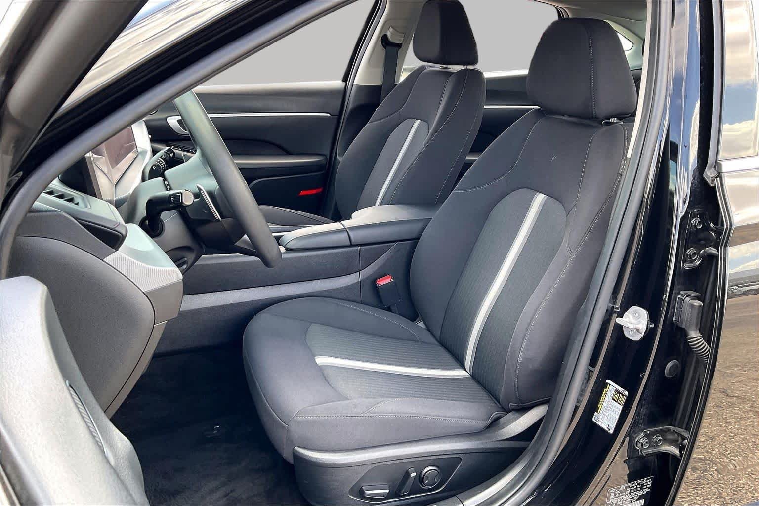 Used 2025 Black Hyundai SEL image 8