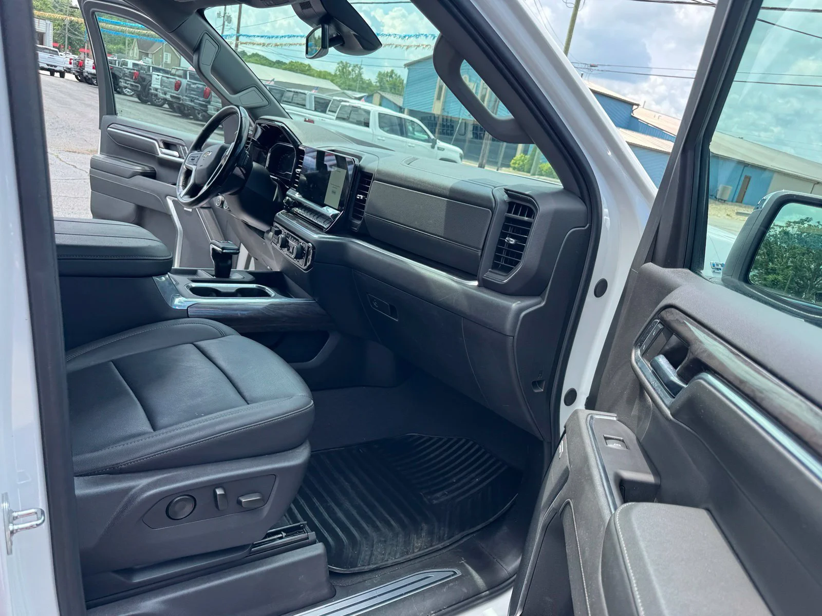 Used 2024 Iridescent Pearl Tricoat Chevrolet LTZ image 23